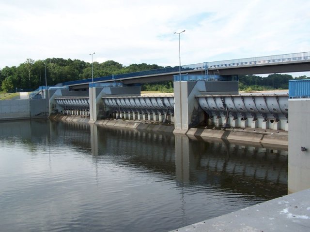 Most nad zaporą zrzutową zbiornika Kozielno